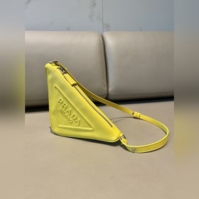 Prada Треугольная сумка Артикул： 1NQ043 Новая модель Эта треугол