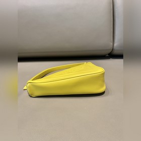 Prada Треугольная сумка Артикул： 1NQ043 Новая модель Эта треугол