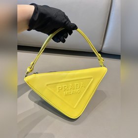 Prada Треугольная сумка Артикул： 1NQ043 Новая модель Эта треугол