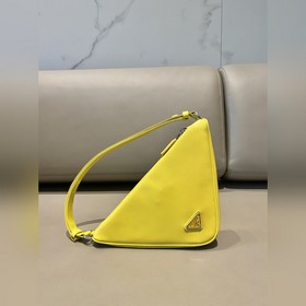 Prada Треугольная сумка Артикул： 1NQ043 Новая модель Эта треугол