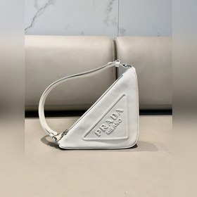 Prada Треугольная сумка Артикул： 1NQ043 Новая модель Эта треугол