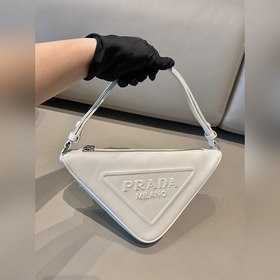 Prada Треугольная сумка Артикул： 1NQ043 Новая модель Эта треугол