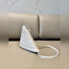 Prada Треугольная сумка Артикул： 1NQ043 Новая модель Эта треугол