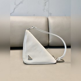 Prada Треугольная сумка Артикул： 1NQ043 Новая модель Эта треугол
