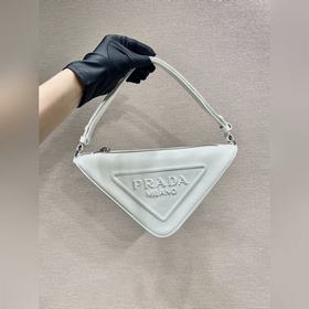 Prada Треугольная сумка Артикул： 1NQ043 Новая модель Эта треугол