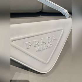 Prada Треугольная сумка Артикул： 1NQ043 Новая модель Эта треугол