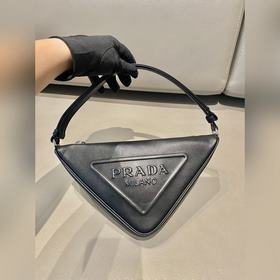 Prada Треугольная сумка Артикул： 1NQ043 Новая модель Эта треугол