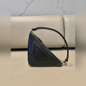 Prada Треугольная сумка Артикул： 1NQ043 Новая модель Эта треугол