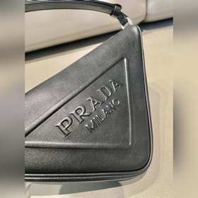 Prada Треугольная сумка Артикул： 1NQ043 Новая модель Эта треугол