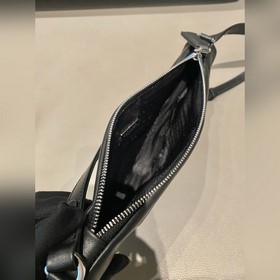 Prada Треугольная сумка Артикул： 1NQ043 Новая модель Эта треугол