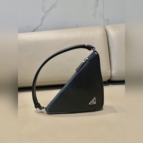 Prada Треугольная сумка Артикул： 1NQ043 Новая модель Эта треугол