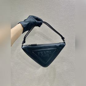 Prada Треугольная сумка Артикул： 1NQ043 Новая модель Эта треугол