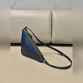 Prada Треугольная сумка Артикул： 1NQ043 Новая модель Эта треугол