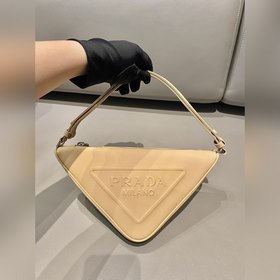 Prada Треугольная сумка Артикул： 1NQ043 Новая модель Эта треугол