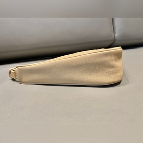 Prada Треугольная сумка Артикул： 1NQ043 Новая модель Эта треугол
