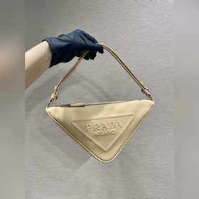 Prada Треугольная сумка Артикул： 1NQ043 Новая модель Эта треугол