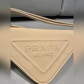 Prada Треугольная сумка Артикул： 1NQ043 Новая модель Эта треугол