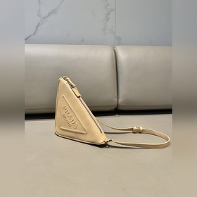 Prada Треугольная сумка Артикул： 1NQ043 Новая модель Эта треугол
