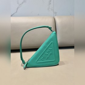 Prada Треугольная сумка Артикул： 1NQ043 Новая модель Эта треугол