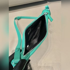 Prada Треугольная сумка Артикул： 1NQ043 Новая модель Эта треугол