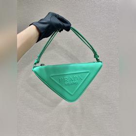Prada Треугольная сумка Артикул： 1NQ043 Новая модель Эта треугол
