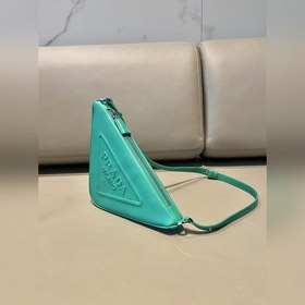Prada Треугольная сумка Артикул： 1NQ043 Новая модель Эта треугол