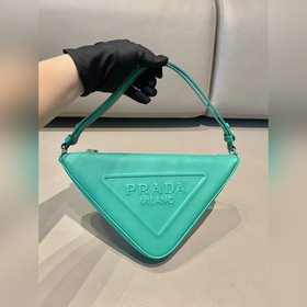 Prada Треугольная сумка Артикул： 1NQ043 Новая модель Эта треугол