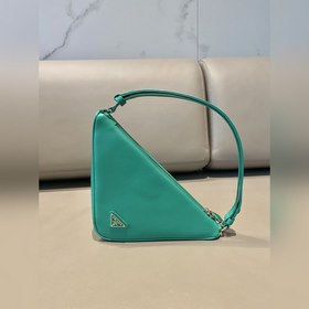 Prada Треугольная сумка Артикул： 1NQ043 Новая модель Эта треугол