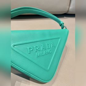 Prada Треугольная сумка Артикул： 1NQ043 Новая модель Эта треугол