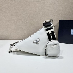 Prada Треугольная сумка через плечо Артикул： 1BH0 Этот треугольн