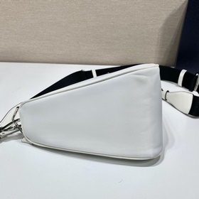 Prada Треугольная сумка через плечо Артикул： 1BH0 Этот треугольн