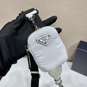 Prada Треугольная сумка через плечо Артикул： 1BH0 Этот треугольн