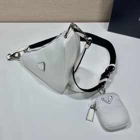 Prada Треугольная сумка через плечо Артикул： 1BH0 Этот треугольн