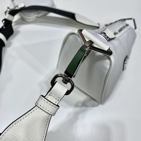 Prada Треугольная сумка через плечо Артикул： 1BH0 Этот треугольн