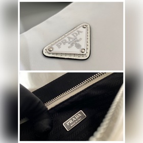 Prada Треугольная сумка через плечо Артикул： 1BH0 Этот треугольн