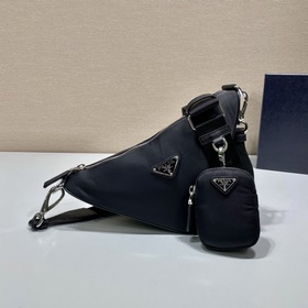 Prada Треугольная сумка через плечо Артикул： 1BH0 Этот треугольн