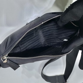 Prada Треугольная сумка через плечо Артикул： 1BH0 Этот треугольн