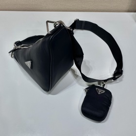 Prada Треугольная сумка через плечо Артикул： 1BH0 Этот треугольн