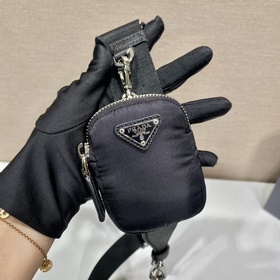 Prada Треугольная сумка через плечо Артикул： 1BH0 Этот треугольн