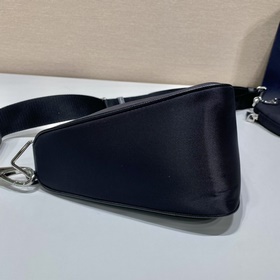 Prada Треугольная сумка через плечо Артикул： 1BH0 Этот треугольн