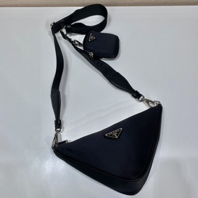 Prada Треугольная сумка через плечо Артикул： 1BH0 Этот треугольн