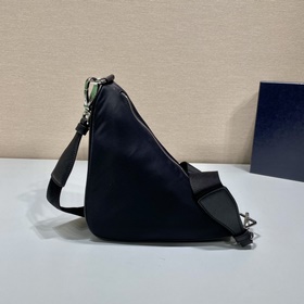 Prada Треугольная сумка через плечо Артикул： 1BH0 Этот треугольн