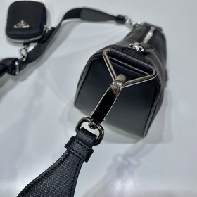 Prada Треугольная сумка через плечо Артикул： 1BH0 Этот треугольн