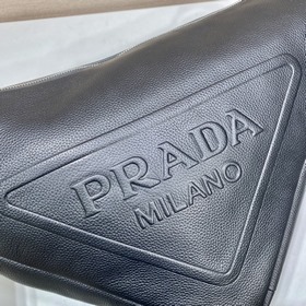 Prada  Кожаная сумка-треугольник Модель： 2VY007 Эта многофункцио