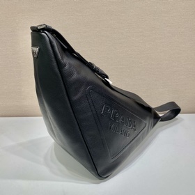 Prada  Кожаная сумка-треугольник Модель： 2VY007 Эта многофункцио