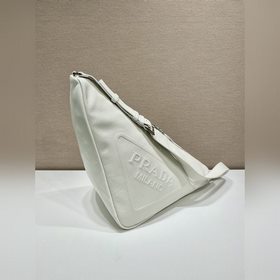Prada  Кожаная сумка большого размера в форме треугольника Артик