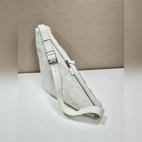 Prada  Кожаная сумка большого размера в форме треугольника Артик