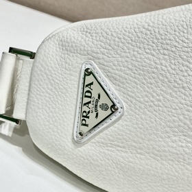 Prada  Кожаная сумка большого размера в форме треугольника Артик