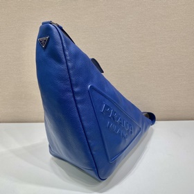 Prada  Кожаная сумка большого размера в форме треугольника Артик