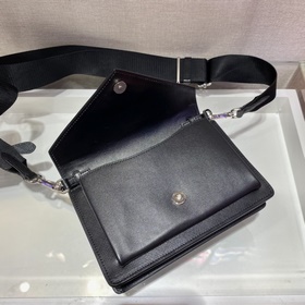 PRADA Новая модель «три в одном» Артикул： 1BP020 Эта миниатюрная